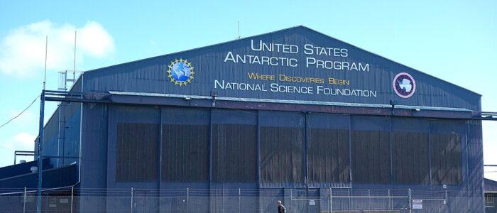 Hangar_-_United_States_Antarctic_Program_-_Christchurch,_NZ_-_DSC01465